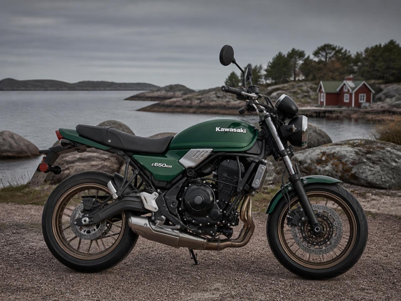 Kawasaki Z650RS 2023 i grönt parkerad vid en klippstrand